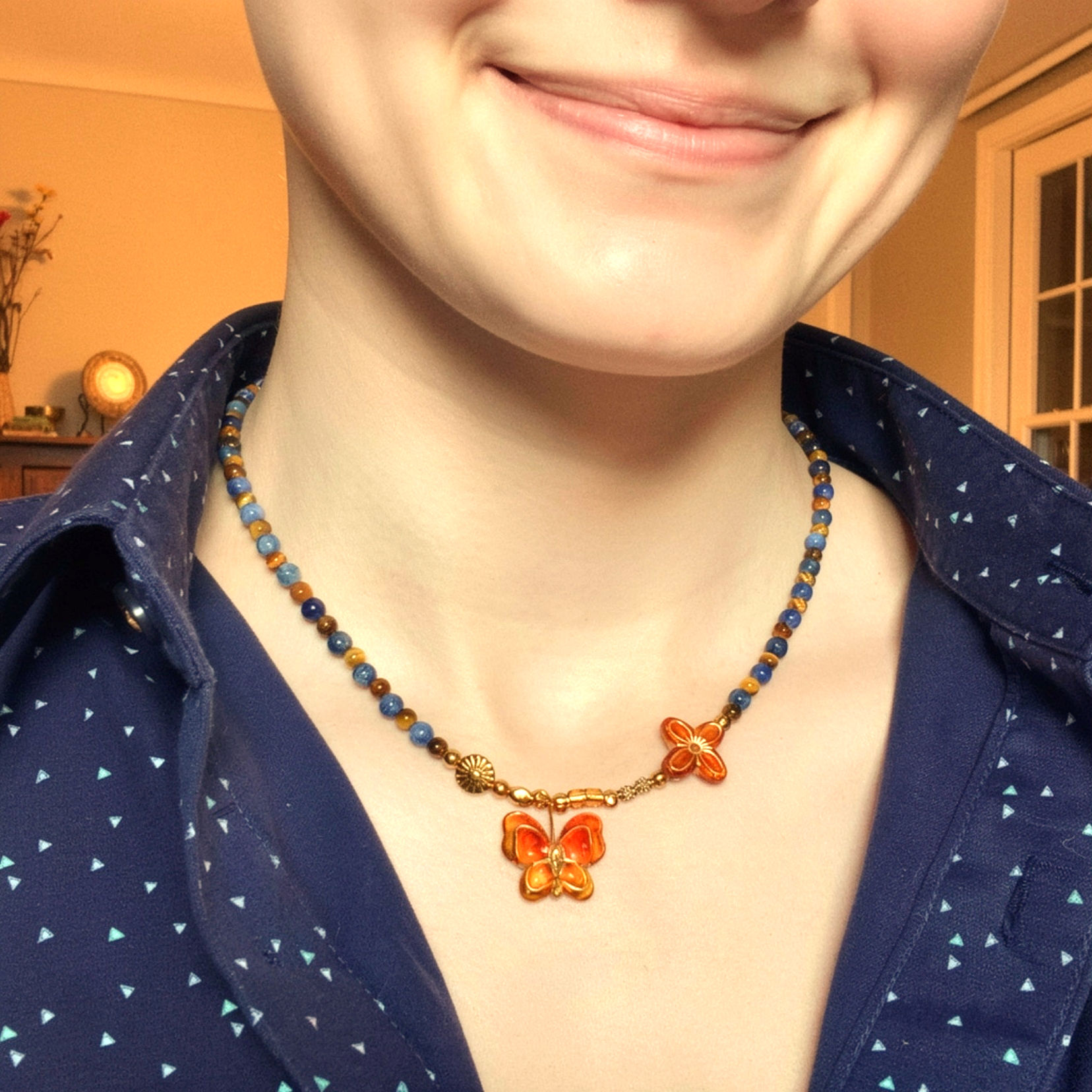 Collier Équilibre Intuitif – Œil de Tigre & Sodalite, Papillon de Transformation