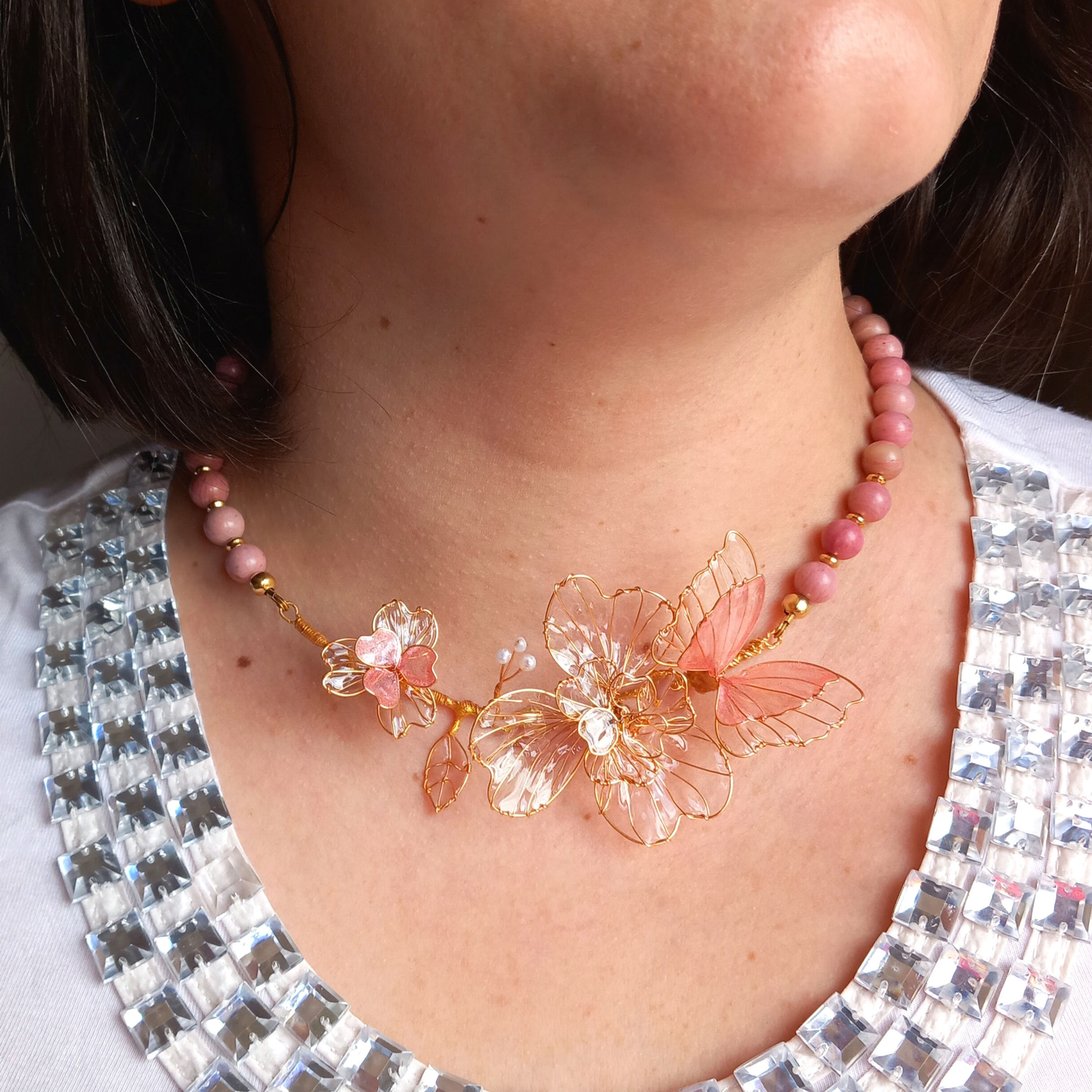 Collier “Éveil du Cœur” en Rhodolite – Fleurs & Papillons Artisanaux