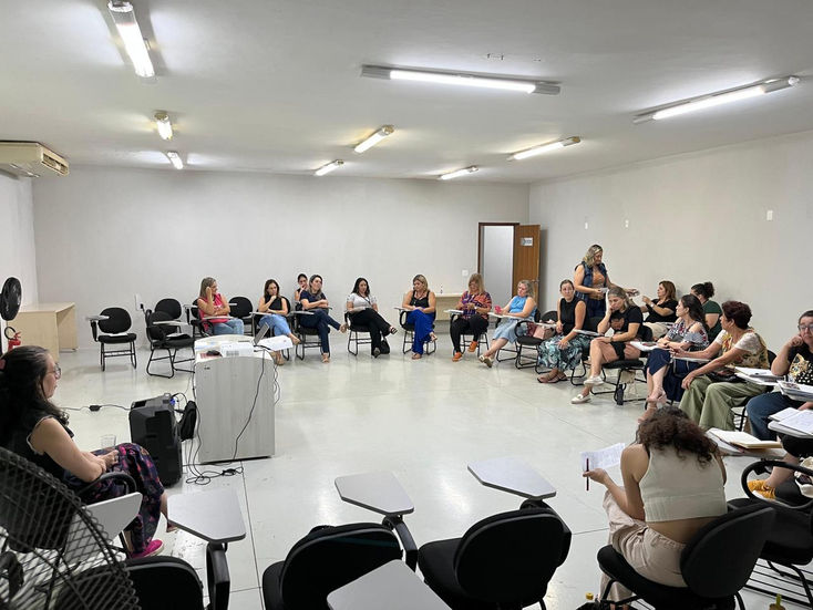 Conversa com as diretoras sobre o projeto "Currículo na prática: implementação da proposta implementação da proposta curricular da educação infantil nas unidades escolares do sistema municipal de ensino de Bauru/SP”