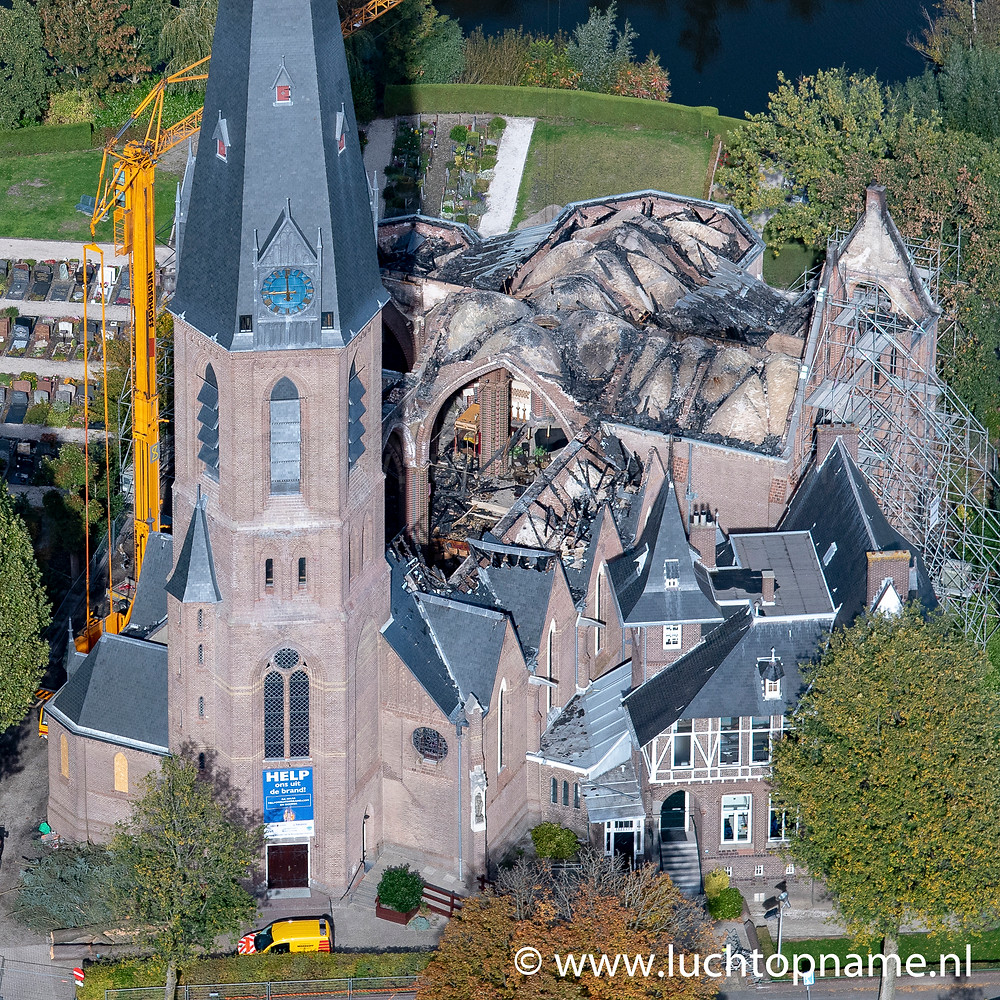 Luchtfoto van Urbanuskerk Bovenkerk