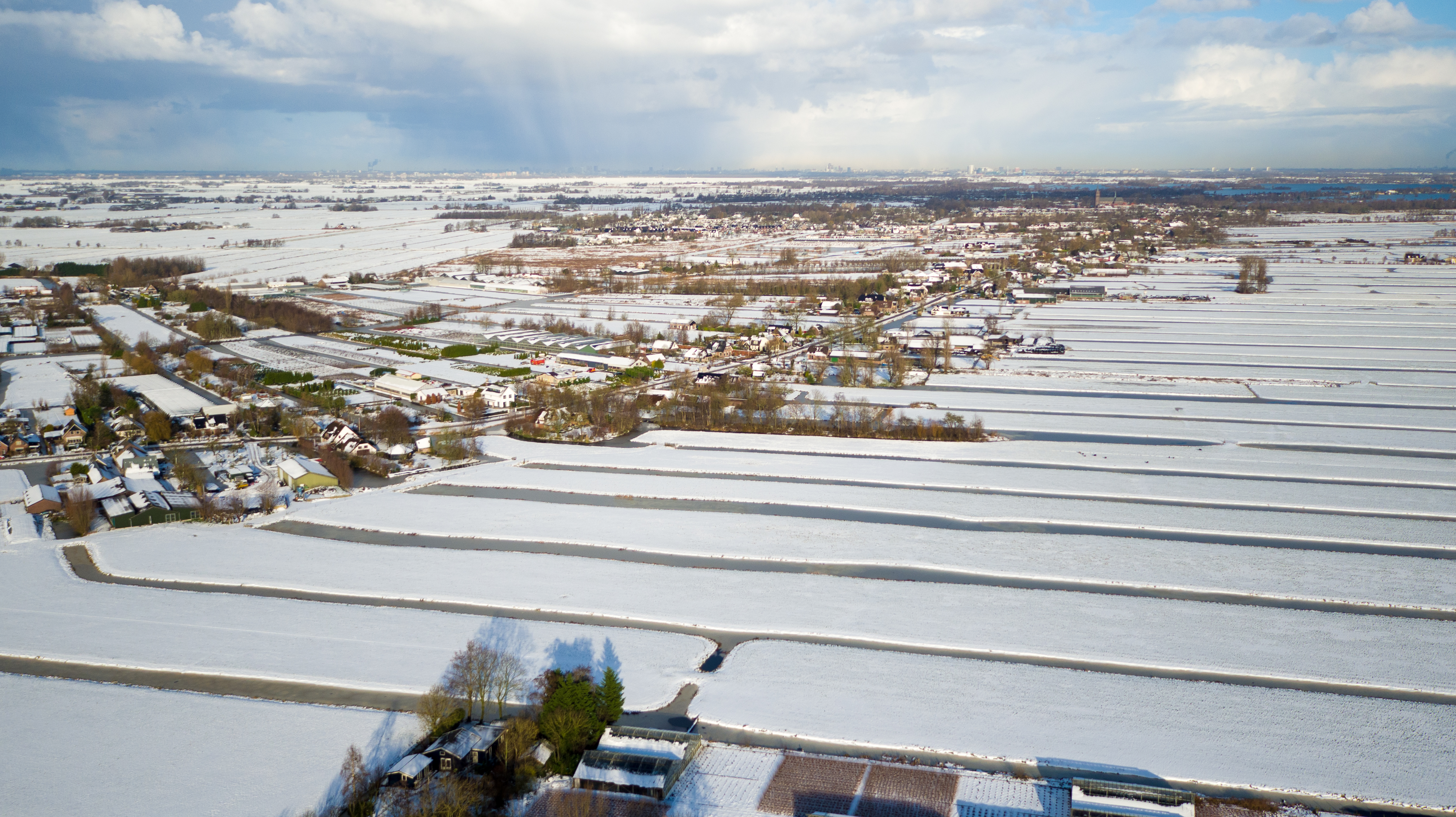 Luchtfoto Vinkeveen met Amsterdam