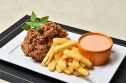 3. [PORÇÃO INDIVIDUAL] FRIED CHICKEN COM BATATA FRITA