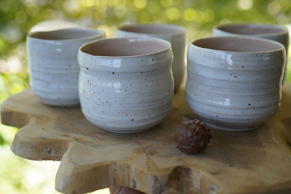 Miniaturbild: Keramik Kaffee Becher  - weiß mit Sprenkeln und innen zartes Mocca braun 