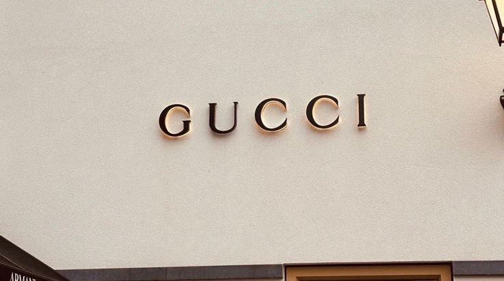 Gucci employees threaten strike over delayed bonus payments: impacts on the brand and the importance of legal management