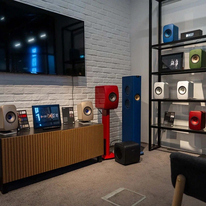 "KEF LS60 Wireless floorstanding speakers with 12th-gen Uni-Q Metacell drivers and adaptive DSP"