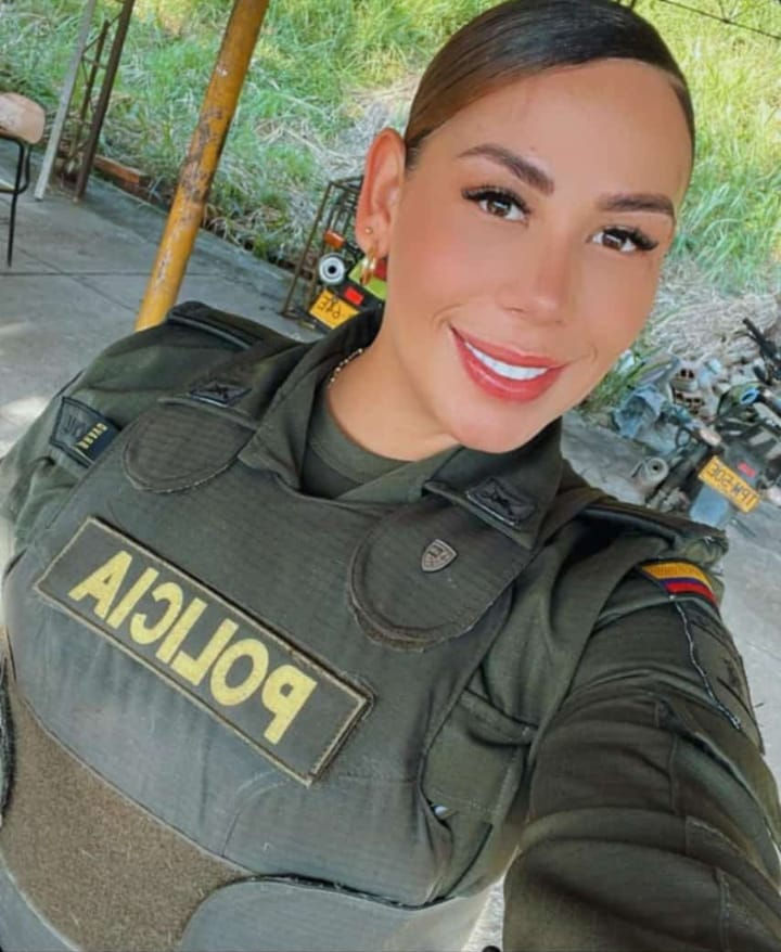 Una policía murió al chocarse en su moto contra un carro del Tránsito de Medellín