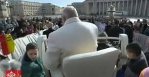 Hincha le tiró al Papa en medio de un desfile la camiseta del Deportivo Pereira