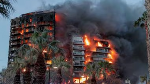 Voraz incendio consumió un edificio en Valencia, España