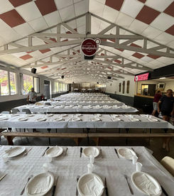 tables pour le petit déjeuner de la Fête du Vin de bruéjouls