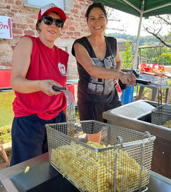 Bénévole faisant les frites pour le samedi soir pour la Fête du Vin de Bruéjouls 2023