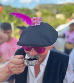 vigneron dégustant du vin