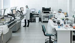 Опытные зубные техники изготавливают индивидуальные протезы в MH Dental