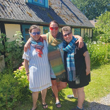 Astrid, Kathrin und Heike gutgelaunt mit ihren selbstgewebten Schals