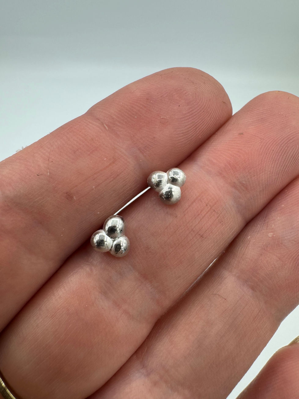 Zilveren handgemaakte oorbellen studs, uniek, hip