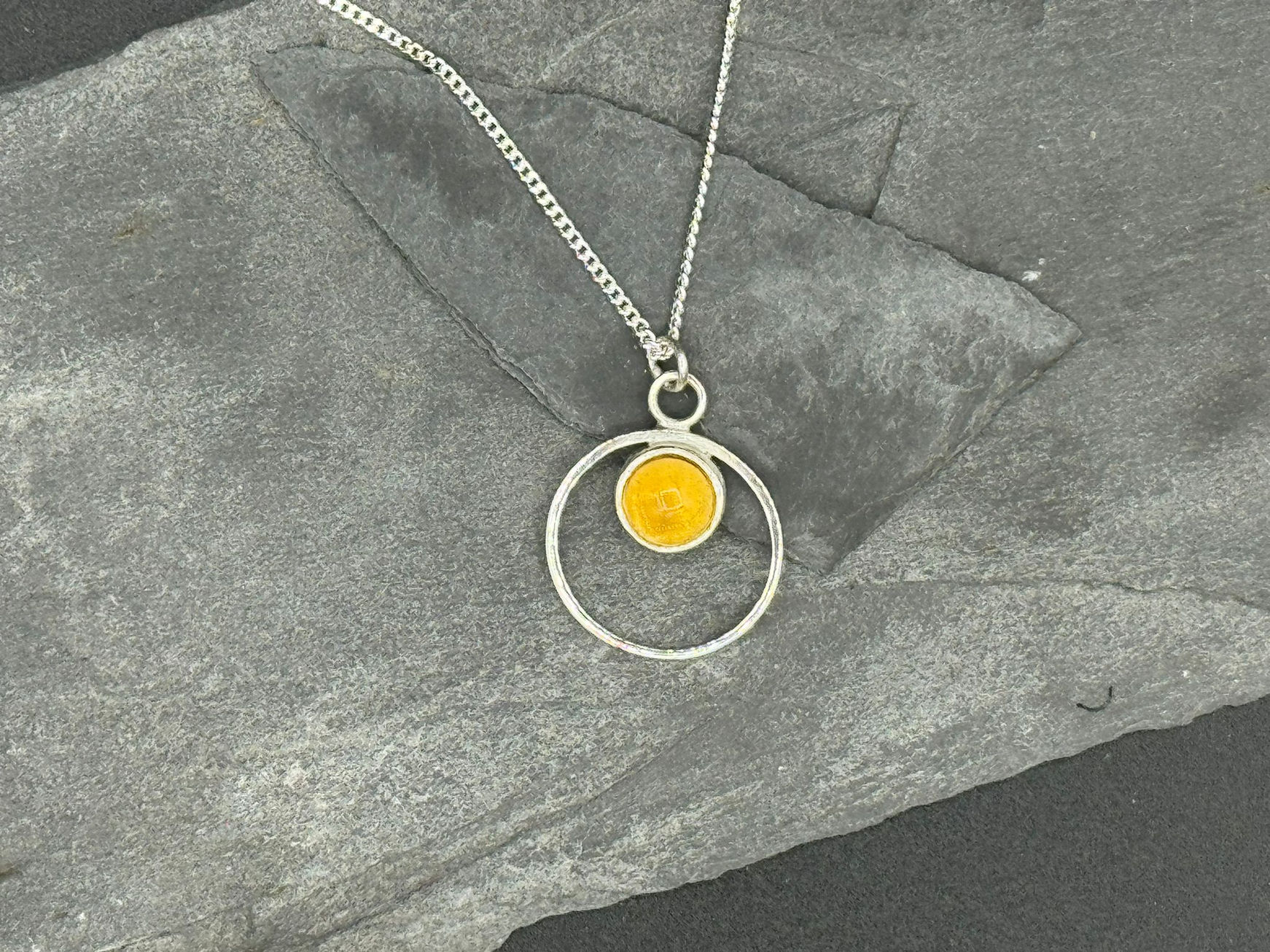Zilveren hanger met edelsteen citrien, handgemaakt, subtiel, tijdloos