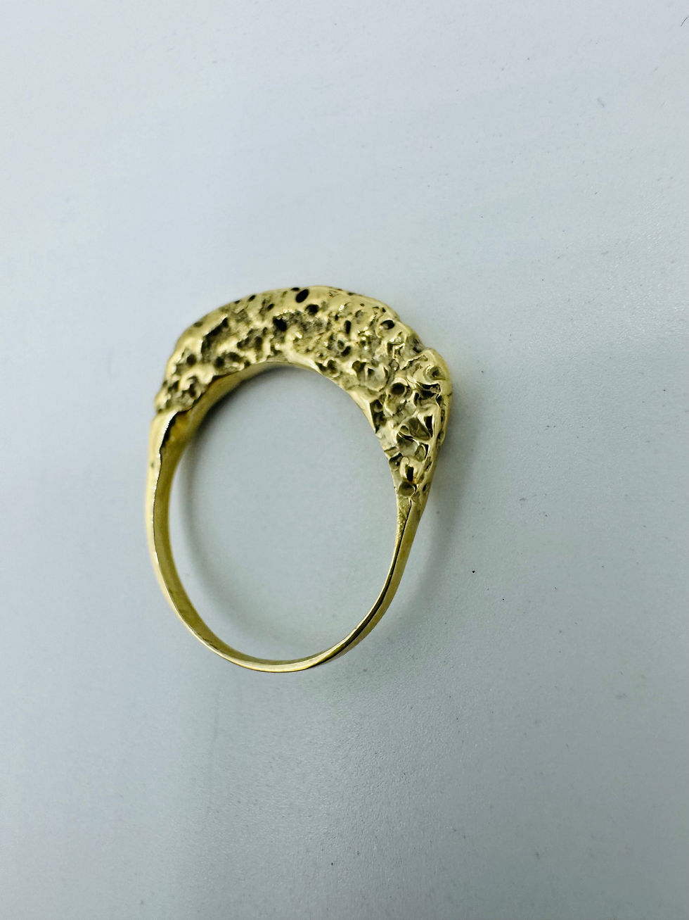 Handgemaakte 14 karaat gouden structuur ring, modern tijdloos uniek
