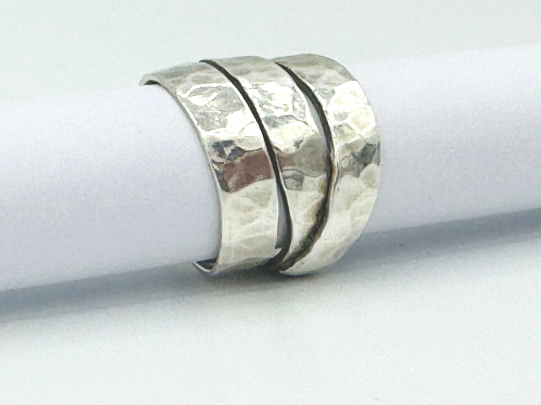 Zilveren handgemaakte gehamerde ring, wikkeling, structuur, stoer