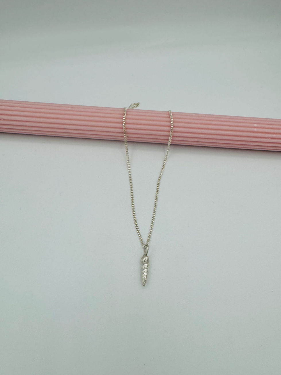 Handgemaakte zilveren 925 schelp, schelpje hanger, modern, subtiel, lief