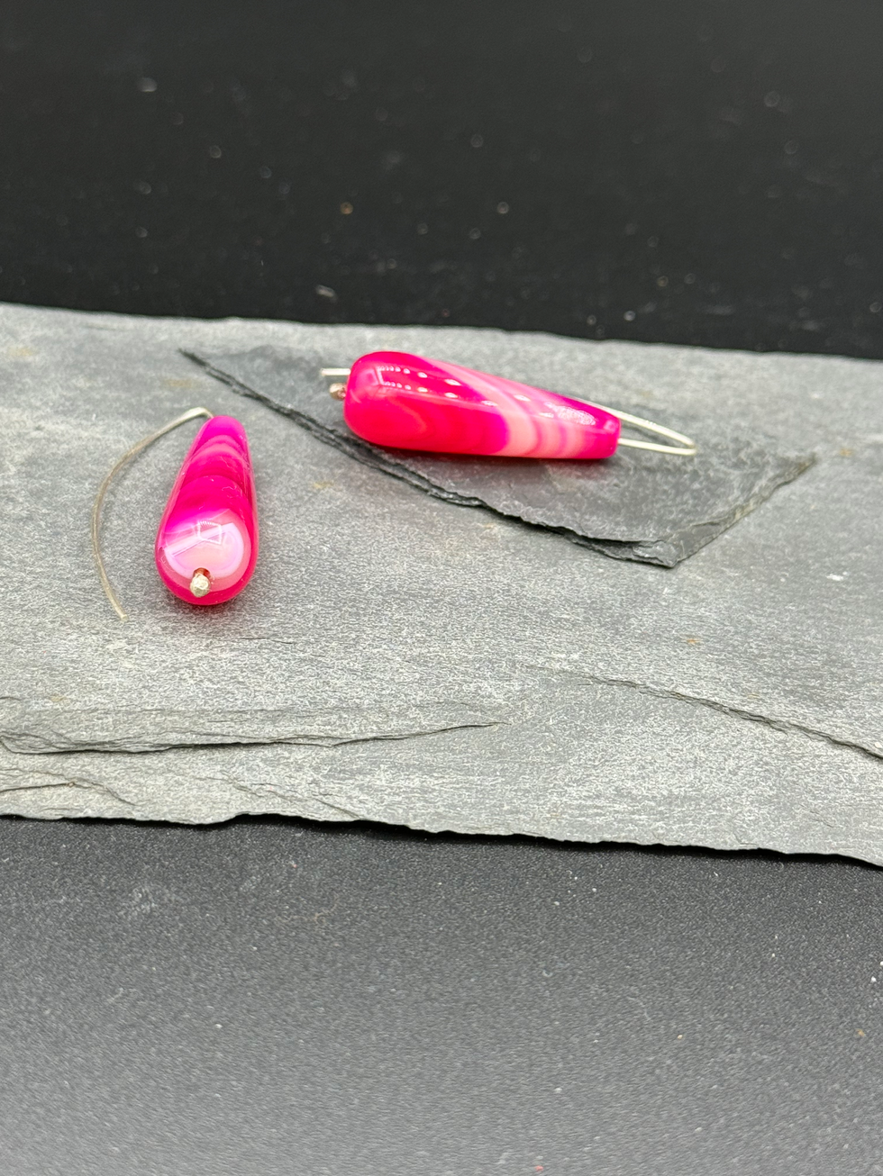 Zilveren handgemaakte oorbellen met edelsteen agaat, roze, fuchsia