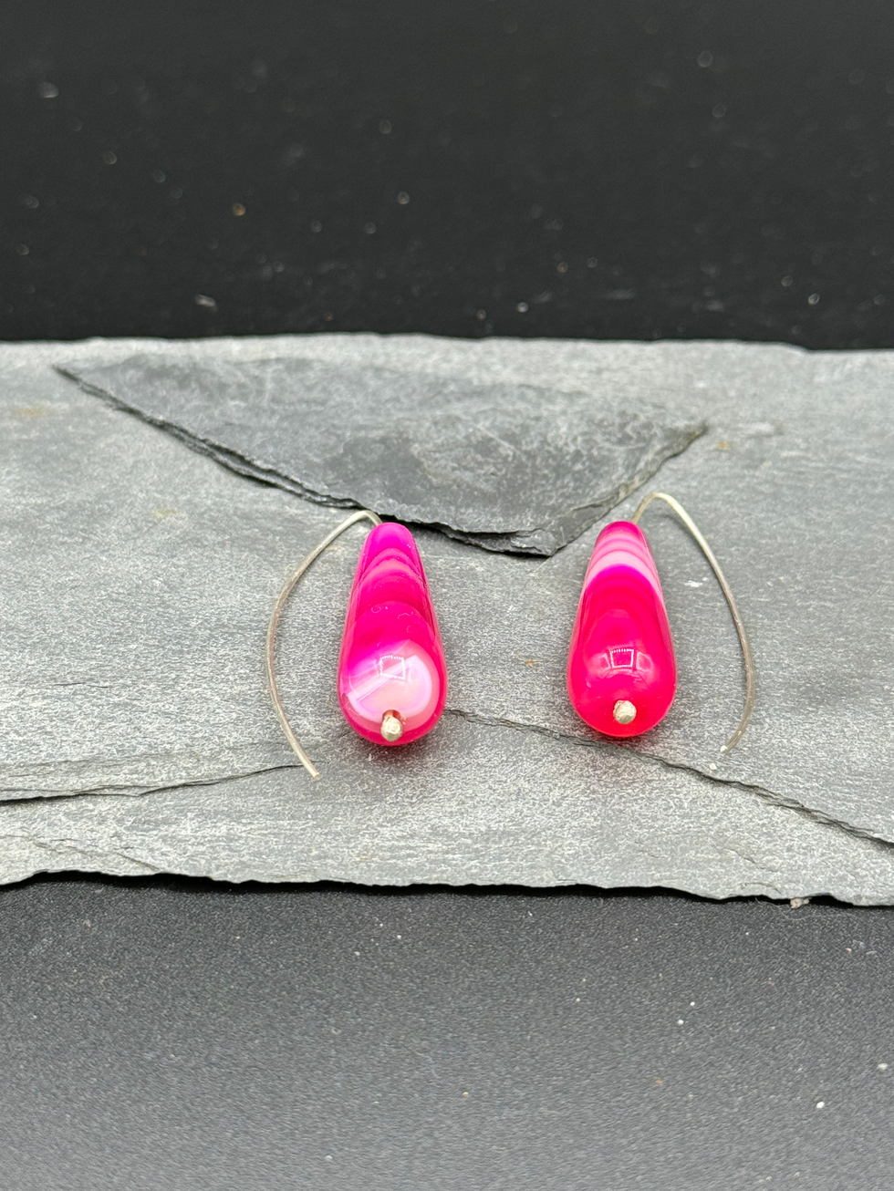 Zilveren handgemaakte oorbellen met edelsteen agaat, roze, fuchsia