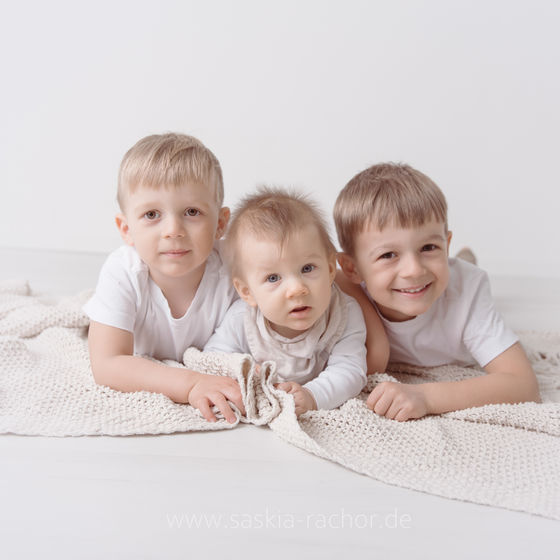 Kuschelmomente in Saskia Rachors Atelier in Darmstadt: Authentische Familienfotos