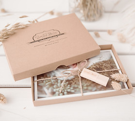 Eine Fotoverpackung mit Abzügen und USB Stick