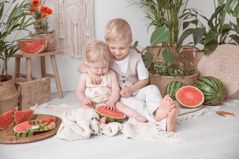 2 Geschwister mit Melonen bei Familienfotografie in Darmstadt und Umgebung von Saskia Rachor
