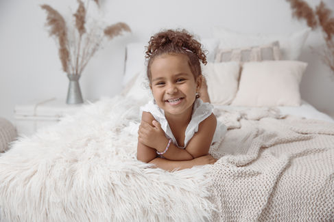 Kind liegt auf dem Bett bei Familienfotoshooting in Darmstadt und Umgebung von Saskia Rachor