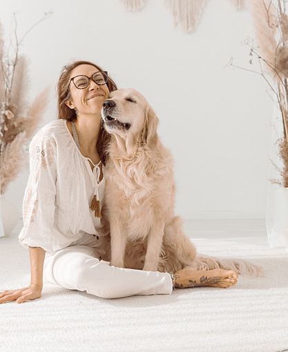Frau lächelt mit Golden Retriever Hund