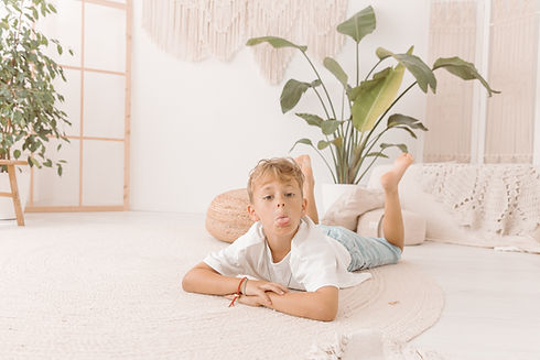 Sehr süßer Junge wird fotografiert von Saskia Rachor Fotografin aus der Nähe von Darmstadt