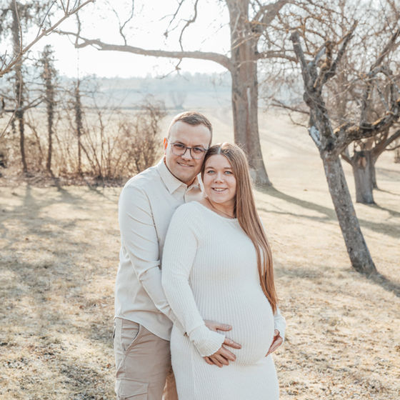 Paar mit Babybauch im Freien