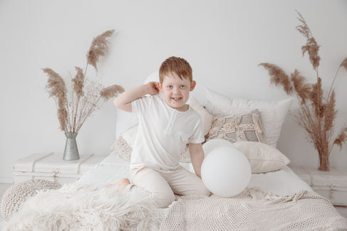Kind mit Ball beim Familienfotografie in Darmstadt und Umgebung von Saskia Rachor