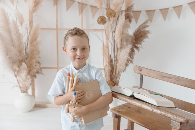 Junge bei einer Einschulungs-Mini-Session mit liebevoll vorbereitetem Set