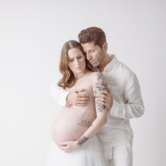 Paar beim Babybauch Shooting in Darmstadt bei Saskia Rachor