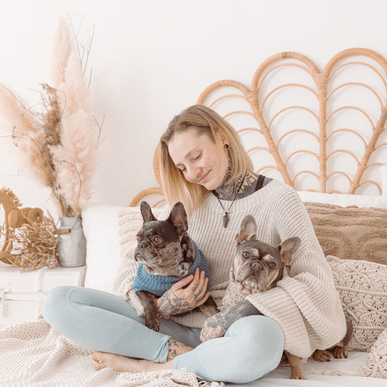 Frau mit zwei französischen Bulldoggen