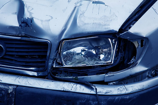 Reparatur von Unfallschäden. Das beschädigte Auto ist ein Hinweis auf die Fachanwaltschaft für Verkehrsrecht von Rechtsanwalt Raupach