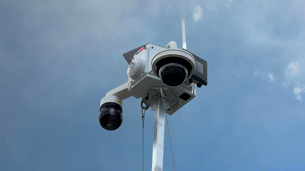 AI-powered mobile security camera system mounted on a pole for remote job site monitoring and surveillance.