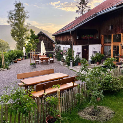 Sitzplatz vor dem Hof am Brunnen