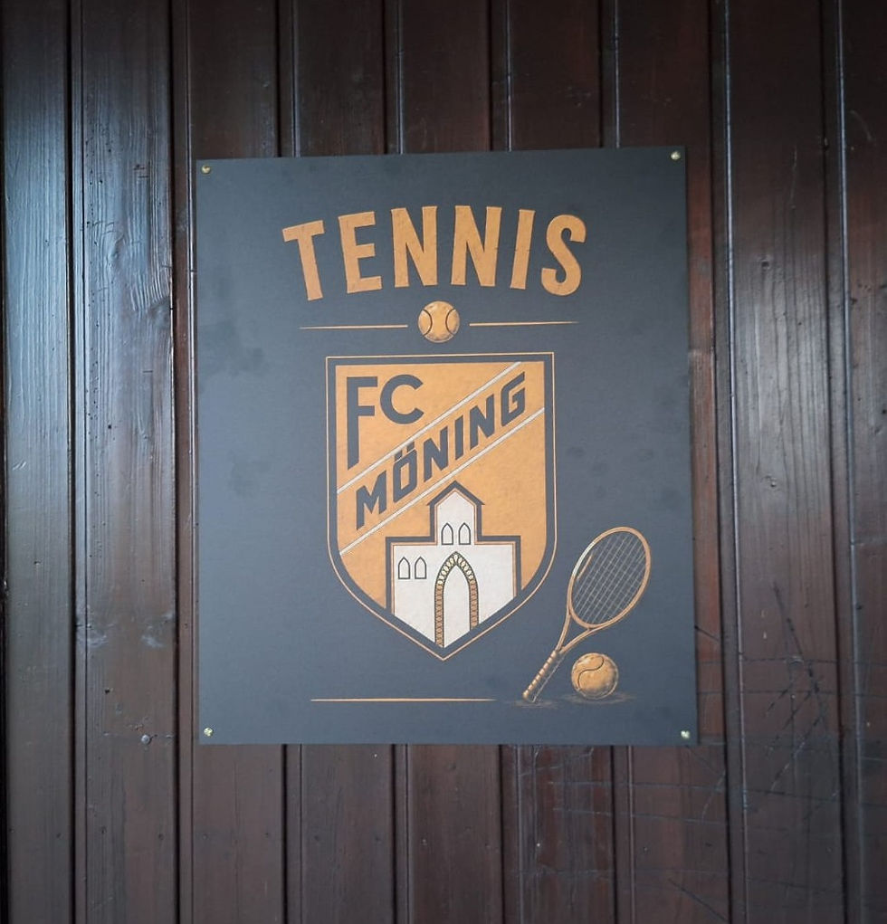 Gefertigt und gesponsort von Bernd Schmidt, dekoriert dieses neue Schild unser Tennishäuschen