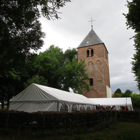 Mooie openluchtviering bij de oude toren