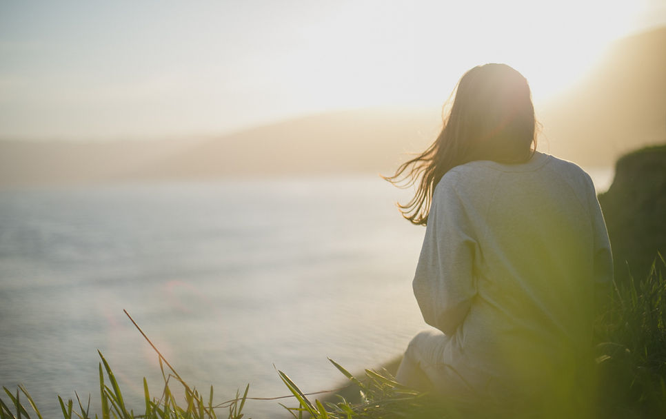 femme de dos contemplative