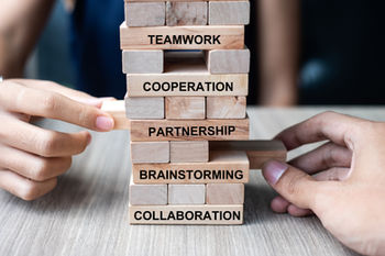 Peer Collaboration Against Mental Blocks