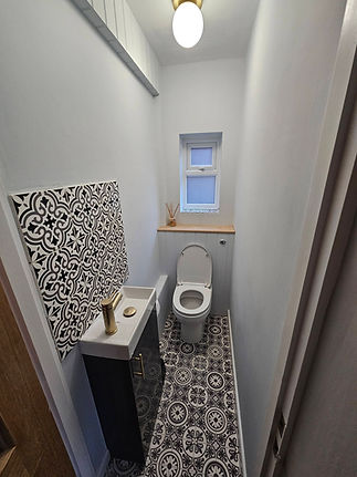Narrow bathroom with creative tiling