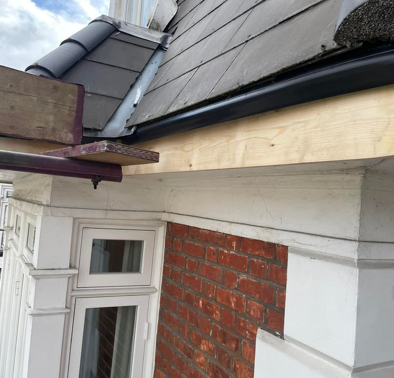 Roof edge with wooden support