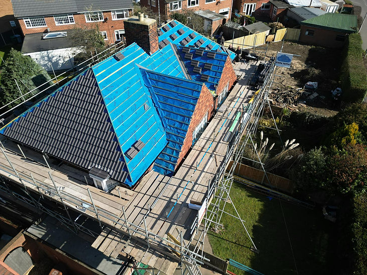 Roofing construction with scaffolding