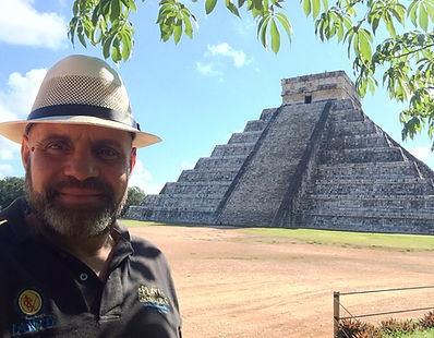 Gilles in front of the Chichen Itza pyramid