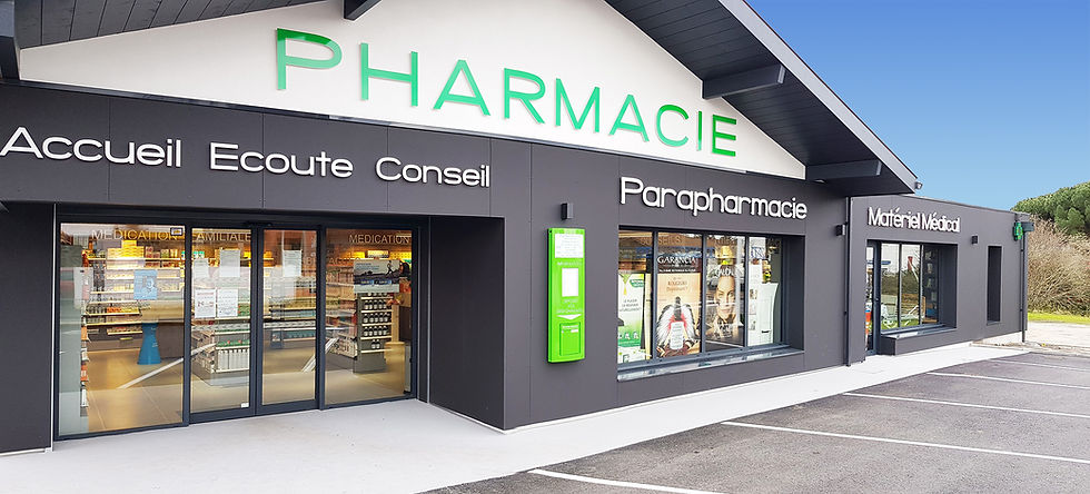Façade extérieure de la pharmacie Moutron à Seignosse, agencé par APM Santé, Atelier Philippe Marin