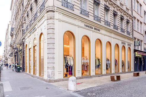 Façade avec reproduction des moulures d'origine. Vitrine en forme d'arche avec son cadre en chêne massif.