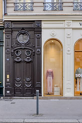 Détail de la porte d'origine qui a conserve sa teinte d'origine et la nouvelle façade avec sa teinte clair.