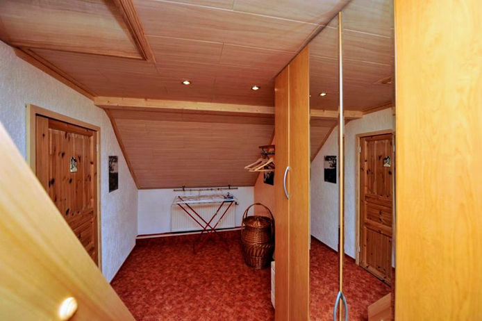 Flur mit Wäscheständer und Spielzimmer für Kinder